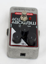 Cargar imagen en el visor de la galería, Electro Harmonix Memory Toy Analog Delay W/ Modulation Pedal
