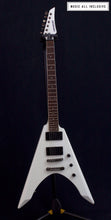 Cargar imagen en el visor de la galería, Fernandes Vortex X08 Hh White Flying V