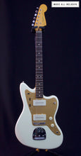 Cargar imagen en el visor de la galería, Squier J Mascis Jazzmaster Vintage White
