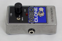 Cargar imagen en el visor de la galería, Electro Harmonix Neo Clone Chorus analog
