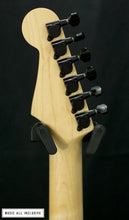 Cargar imagen en el visor de la galería, Fender Japan Limited Edition Hm Strat Flash Pink
